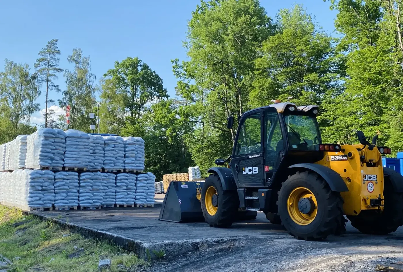 Skład opałowy MIAMI, ładowarka JCB i palety węgla